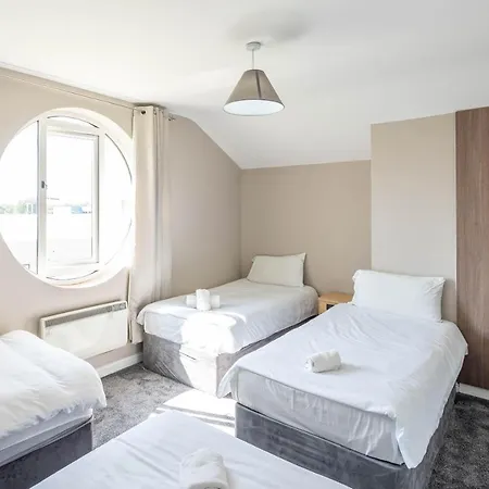 בית נופש Riverside Townhouse *